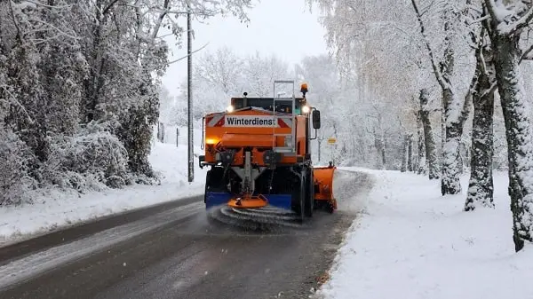Coarse Bulk DeIcing Salt: The Heavyweight Solution for Severe Winter Snow 1 Coarse Bulk DeIcing Salt: The Heavyweight Solution for Severe Winter Snow